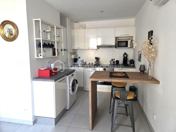 À vendre en exclusivité, dans le très recherché quartier Île Sud à Sète, découvrez ce magnifique T2 de 45 m² rénové, situé au 2ème étage d'un
immeuble ancien entièrement réhabilité avec des prestations de qualité.
Entre la Méditerranée et l'étang de Thau, Sète offre un art de vivre unique : plages de sable fin, port de pêche, canaux pittoresques,
animations toute l'année, festivals, gastronomie réputée et accès rapide à Montpellier. Une ville dynamique où il fait bon vivre toute l'année.
Vous serez immédiatement séduit par sa belle luminosité, son environnement calme et son état irréprochable. Aucun travaux à prévoir : il ne
vous reste plus qu'à poser vos valises !
L'appartement se compose d'une agréable pièce de vie avec une cuisine moderne entièrement équipée (four, plaque de cuisson, hotte,
réfrigérateur, lave-vaisselle, lave-linge..), d'une spacieuse chambre avec grand placard aménagé, d'une élégante salle d'eau et de WC
indépendants.
Un emplacement privilégié
Idéalement situé dans le quartier Île Sud, vous profiterez d'un cadre de vie recherché, à quelques minutes de la mairie, du port, des Halles,
des plages et des quais, des commerces, bus.
Local vélo.
Ce bien conviendra parfaitement à une résidence principale, un pied-à-terre ou un investissement locatif de qualité.
Une opportunité rare sur le secteur ! À visiter sans tarder !