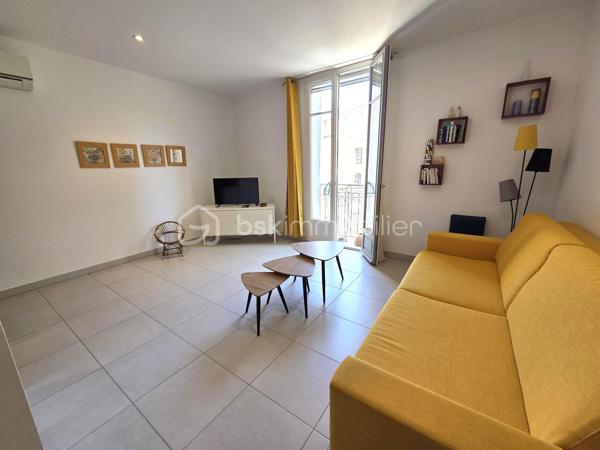 À vendre en exclusivité, dans le très recherché quartier Île Sud à Sète, découvrez ce magnifique T2 de 45 m² rénové, situé au 2ème étage d'un
immeuble ancien entièrement réhabilité avec des prestations de qualité.
Entre la Méditerranée et l'étang de Thau, Sète offre un art de vivre unique : plages de sable fin, port de pêche, canaux pittoresques,
animations toute l'année, festivals, gastronomie réputée et accès rapide à Montpellier. Une ville dynamique où il fait bon vivre toute l'année.
Vous serez immédiatement séduit par sa belle luminosité, son environnement calme et son état irréprochable. Aucun travaux à prévoir : il ne
vous reste plus qu'à poser vos valises !
L'appartement se compose d'une agréable pièce de vie avec une cuisine moderne entièrement équipée (four, plaque de cuisson, hotte,
réfrigérateur, lave-vaisselle, lave-linge..), d'une spacieuse chambre avec grand placard aménagé, d'une élégante salle d'eau et de WC
indépendants.
Un emplacement privilégié
Idéalement situé dans le quartier Île Sud, vous profiterez d'un cadre de vie recherché, à quelques minutes de la mairie, du port, des Halles,
des plages et des quais, des commerces, bus.
Local vélo.
Ce bien conviendra parfaitement à une résidence principale, un pied-à-terre ou un investissement locatif de qualité.
Une opportunité rare sur le secteur ! À visiter sans tarder !
