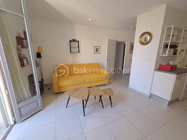 À vendre en exclusivité, dans le très recherché quartier Île Sud à Sète, découvrez ce magnifique T2 de 45 m² rénové, situé au 2ème étage d'un
immeuble ancien entièrement réhabilité avec des prestations de qualité.
Entre la Méditerranée et l'étang de Thau, Sète offre un art de vivre unique : plages de sable fin, port de pêche, canaux pittoresques,
animations toute l'année, festivals, gastronomie réputée et accès rapide à Montpellier. Une ville dynamique où il fait bon vivre toute l'année.
Vous serez immédiatement séduit par sa belle luminosité, son environnement calme et son état irréprochable. Aucun travaux à prévoir : il ne
vous reste plus qu'à poser vos valises !
L'appartement se compose d'une agréable pièce de vie avec une cuisine moderne entièrement équipée (four, plaque de cuisson, hotte,
réfrigérateur, lave-vaisselle, lave-linge..), d'une spacieuse chambre avec grand placard aménagé, d'une élégante salle d'eau et de WC
indépendants.
Un emplacement privilégié
Idéalement situé dans le quartier Île Sud, vous profiterez d'un cadre de vie recherché, à quelques minutes de la mairie, du port, des Halles,
des plages et des quais, des commerces, bus.
Local vélo.
Ce bien conviendra parfaitement à une résidence principale, un pied-à-terre ou un investissement locatif de qualité.
Une opportunité rare sur le secteur ! À visiter sans tarder !