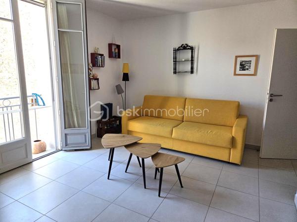 À vendre en exclusivité, dans le très recherché quartier Île Sud à Sète, découvrez ce magnifique T2 de 45 m² rénové, situé au 2ème étage d'un
immeuble ancien entièrement réhabilité avec des prestations de qualité.
Entre la Méditerranée et l'étang de Thau, Sète offre un art de vivre unique : plages de sable fin, port de pêche, canaux pittoresques,
animations toute l'année, festivals, gastronomie réputée et accès rapide à Montpellier. Une ville dynamique où il fait bon vivre toute l'année.
Vous serez immédiatement séduit par sa belle luminosité, son environnement calme et son état irréprochable. Aucun travaux à prévoir : il ne
vous reste plus qu'à poser vos valises !
L'appartement se compose d'une agréable pièce de vie avec une cuisine moderne entièrement équipée (four, plaque de cuisson, hotte,
réfrigérateur, lave-vaisselle, lave-linge..), d'une spacieuse chambre avec grand placard aménagé, d'une élégante salle d'eau et de WC
indépendants.
Un emplacement privilégié
Idéalement situé dans le quartier Île Sud, vous profiterez d'un cadre de vie recherché, à quelques minutes de la mairie, du port, des Halles,
des plages et des quais, des commerces, bus.
Local vélo.
Ce bien conviendra parfaitement à une résidence principale, un pied-à-terre ou un investissement locatif de qualité.
Une opportunité rare sur le secteur ! À visiter sans tarder !