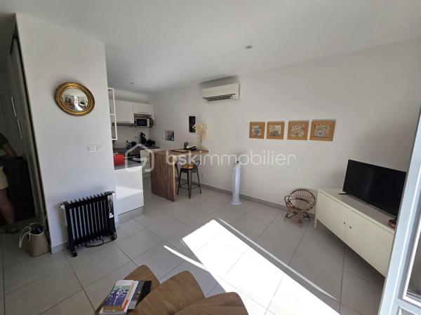 À vendre en exclusivité, dans le très recherché quartier Île Sud à Sète, découvrez ce magnifique T2 de 45 m² rénové, situé au 2ème étage d'un
immeuble ancien entièrement réhabilité avec des prestations de qualité.
Entre la Méditerranée et l'étang de Thau, Sète offre un art de vivre unique : plages de sable fin, port de pêche, canaux pittoresques,
animations toute l'année, festivals, gastronomie réputée et accès rapide à Montpellier. Une ville dynamique où il fait bon vivre toute l'année.
Vous serez immédiatement séduit par sa belle luminosité, son environnement calme et son état irréprochable. Aucun travaux à prévoir : il ne
vous reste plus qu'à poser vos valises !
L'appartement se compose d'une agréable pièce de vie avec une cuisine moderne entièrement équipée (four, plaque de cuisson, hotte,
réfrigérateur, lave-vaisselle, lave-linge..), d'une spacieuse chambre avec grand placard aménagé, d'une élégante salle d'eau et de WC
indépendants.
Un emplacement privilégié
Idéalement situé dans le quartier Île Sud, vous profiterez d'un cadre de vie recherché, à quelques minutes de la mairie, du port, des Halles,
des plages et des quais, des commerces, bus.
Local vélo.
Ce bien conviendra parfaitement à une résidence principale, un pied-à-terre ou un investissement locatif de qualité.
Une opportunité rare sur le secteur ! À visiter sans tarder !