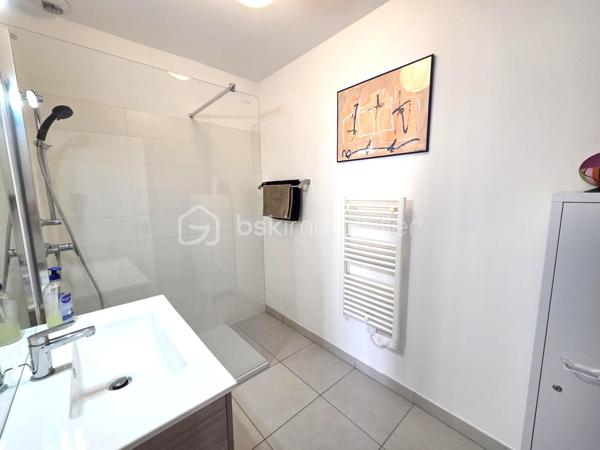 À vendre en exclusivité, dans le très recherché quartier Île Sud à Sète, découvrez ce magnifique T2 de 45 m² rénové, situé au 2ème étage d'un
immeuble ancien entièrement réhabilité avec des prestations de qualité.
Entre la Méditerranée et l'étang de Thau, Sète offre un art de vivre unique : plages de sable fin, port de pêche, canaux pittoresques,
animations toute l'année, festivals, gastronomie réputée et accès rapide à Montpellier. Une ville dynamique où il fait bon vivre toute l'année.
Vous serez immédiatement séduit par sa belle luminosité, son environnement calme et son état irréprochable. Aucun travaux à prévoir : il ne
vous reste plus qu'à poser vos valises !
L'appartement se compose d'une agréable pièce de vie avec une cuisine moderne entièrement équipée (four, plaque de cuisson, hotte,
réfrigérateur, lave-vaisselle, lave-linge..), d'une spacieuse chambre avec grand placard aménagé, d'une élégante salle d'eau et de WC
indépendants.
Un emplacement privilégié
Idéalement situé dans le quartier Île Sud, vous profiterez d'un cadre de vie recherché, à quelques minutes de la mairie, du port, des Halles,
des plages et des quais, des commerces, bus.
Local vélo.
Ce bien conviendra parfaitement à une résidence principale, un pied-à-terre ou un investissement locatif de qualité.
Une opportunité rare sur le secteur ! À visiter sans tarder !