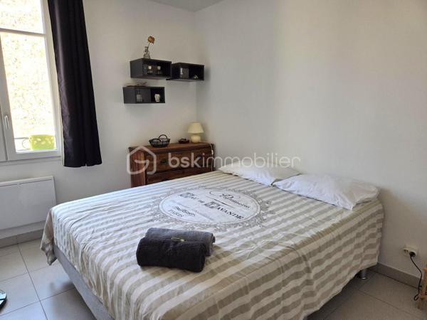 À vendre en exclusivité, dans le très recherché quartier Île Sud à Sète, découvrez ce magnifique T2 de 45 m² rénové, situé au 2ème étage d'un
immeuble ancien entièrement réhabilité avec des prestations de qualité.
Entre la Méditerranée et l'étang de Thau, Sète offre un art de vivre unique : plages de sable fin, port de pêche, canaux pittoresques,
animations toute l'année, festivals, gastronomie réputée et accès rapide à Montpellier. Une ville dynamique où il fait bon vivre toute l'année.
Vous serez immédiatement séduit par sa belle luminosité, son environnement calme et son état irréprochable. Aucun travaux à prévoir : il ne
vous reste plus qu'à poser vos valises !
L'appartement se compose d'une agréable pièce de vie avec une cuisine moderne entièrement équipée (four, plaque de cuisson, hotte,
réfrigérateur, lave-vaisselle, lave-linge..), d'une spacieuse chambre avec grand placard aménagé, d'une élégante salle d'eau et de WC
indépendants.
Un emplacement privilégié
Idéalement situé dans le quartier Île Sud, vous profiterez d'un cadre de vie recherché, à quelques minutes de la mairie, du port, des Halles,
des plages et des quais, des commerces, bus.
Local vélo.
Ce bien conviendra parfaitement à une résidence principale, un pied-à-terre ou un investissement locatif de qualité.
Une opportunité rare sur le secteur ! À visiter sans tarder !