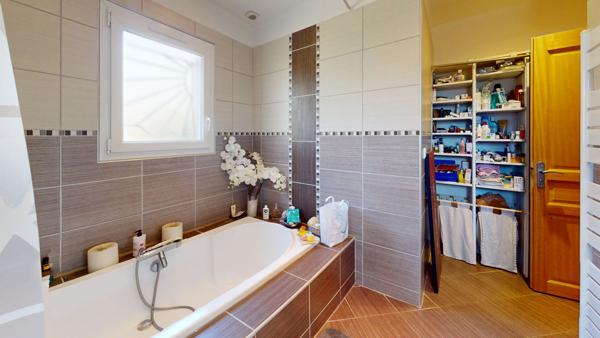 PUJAUDRAN - Villa T6 - 170m2 5 chambres avec piscine et double garage sur 4100m²