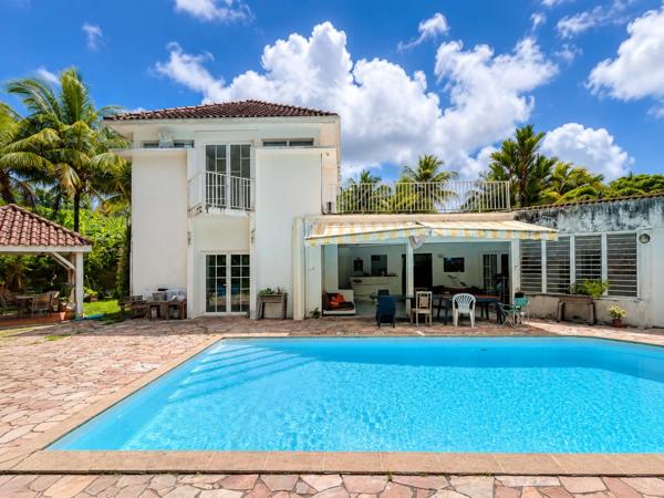 FORT-DE-FRANCE – Villa avec piscine et bungalow indépendant