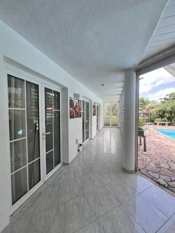 FORT-DE-FRANCE – Villa avec piscine et bungalow indépendant