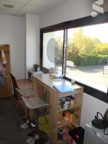 SAINT-ALBAN : local professionnel ou commercial,  2014, 100 m2, 1er étage, loué 950E/mois.