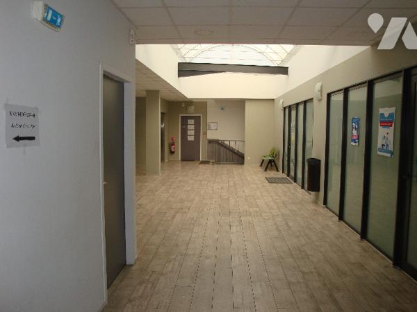 SAINT-ALBAN : local professionnel ou commercial,  2014, 100 m2, 1er étage, loué 950E/mois.