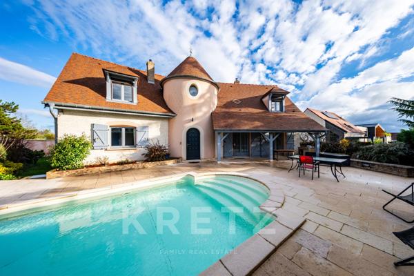 Maison de caractère récente avec jardin, piscine et sous-sol complet