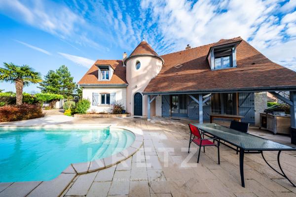 Maison de caractère récente avec jardin, piscine et sous-sol complet