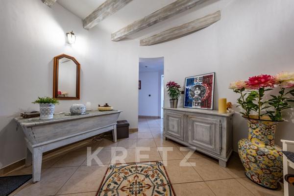 Maison de caractère récente avec jardin, piscine et sous-sol complet