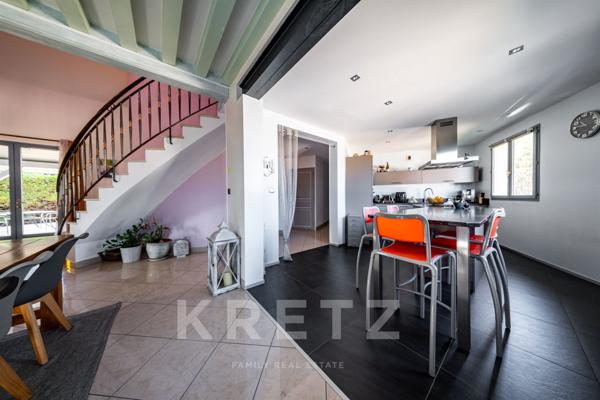 Maison de caractère récente avec jardin, piscine et sous-sol complet