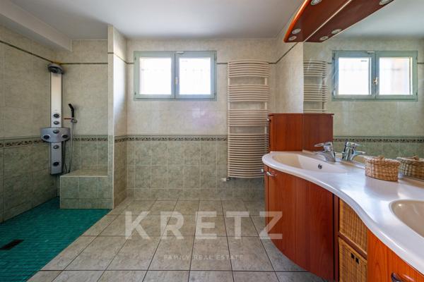 Maison de caractère récente avec jardin, piscine et sous-sol complet