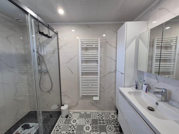 Maison
         4 pièces
        - 180 m² 246 000 € *