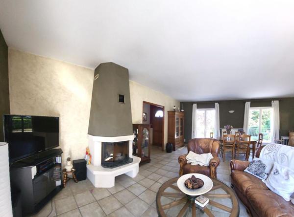 Belle villa sur un spacieux terrain arboré