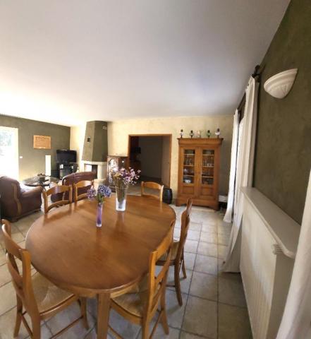 Belle villa sur un spacieux terrain arboré