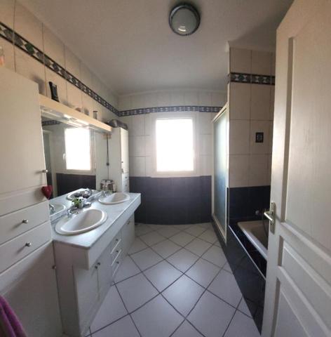 Belle villa sur un spacieux terrain arboré