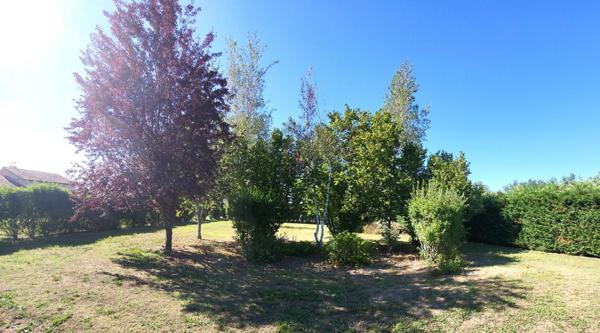 Belle villa sur un spacieux terrain arboré