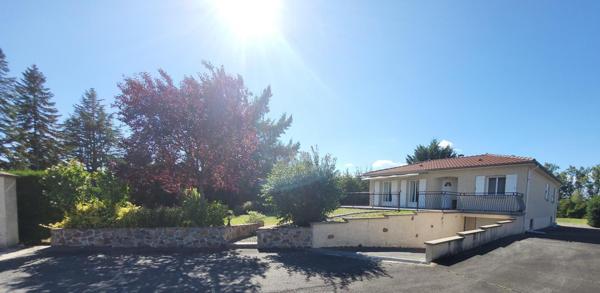 Belle villa sur un spacieux terrain arboré