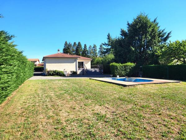 Belle villa sur un spacieux terrain arboré