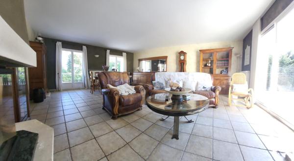 Belle villa sur un spacieux terrain arboré