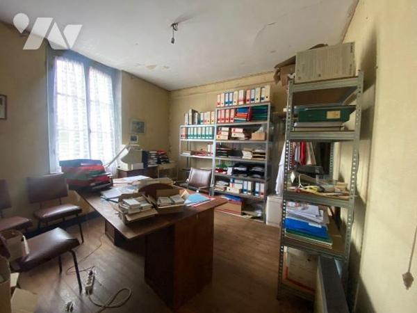 INVESTISSEURS voici une belle opportunité en plein coeur du centre ville de SALBRIS (41300). Un...