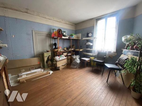 INVESTISSEURS voici une belle opportunité en plein coeur du centre ville de SALBRIS (41300). Un...