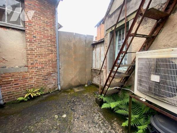 INVESTISSEURS voici une belle opportunité en plein coeur du centre ville de SALBRIS (41300). Un...