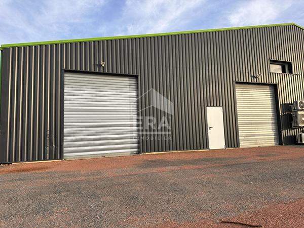 LOCAL PRO / STOCKAGE - 129 m² AVEC BUREAU À L'ÉTAGE - BELLE HAUTEUR - 2 PORTES SECTIONNELLES