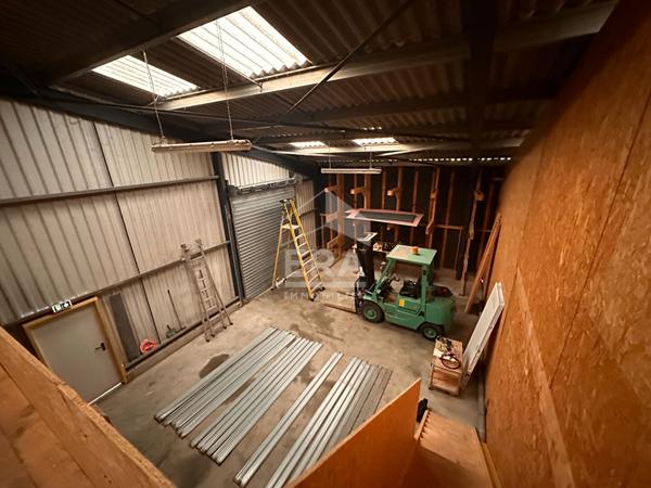 LOCAL PRO / STOCKAGE - 129 m² AVEC BUREAU À L'ÉTAGE - BELLE HAUTEUR - 2 PORTES SECTIONNELLES