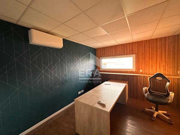 LOCAL PRO / STOCKAGE - 129 m² AVEC BUREAU À L'ÉTAGE - BELLE HAUTEUR - 2 PORTES SECTIONNELLES