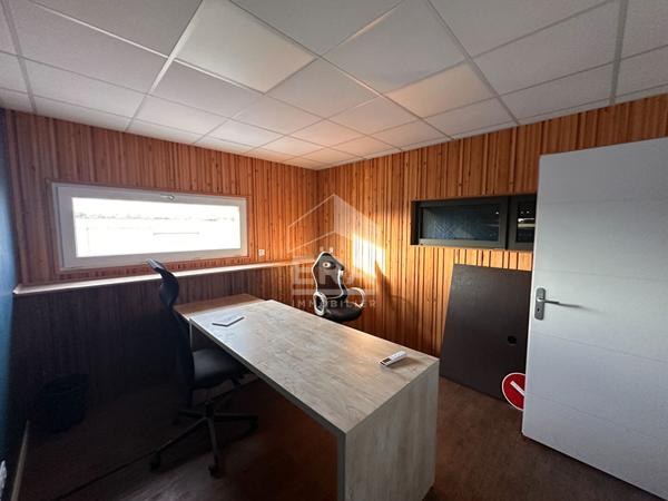 LOCAL PRO / STOCKAGE - 129 m² AVEC BUREAU À L'ÉTAGE - BELLE HAUTEUR - 2 PORTES SECTIONNELLES