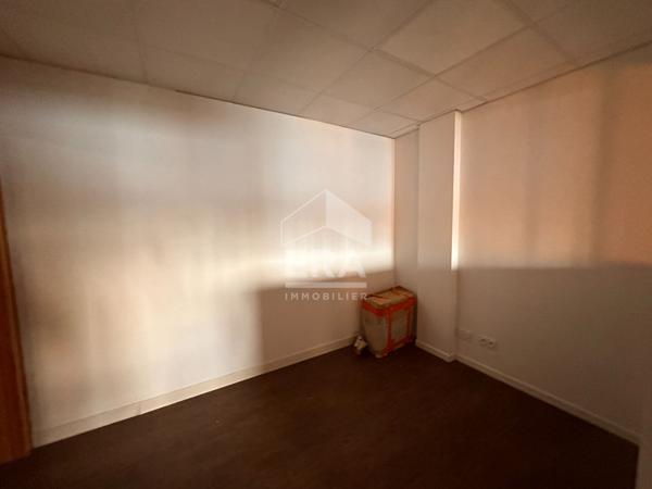 LOCAL PRO / STOCKAGE - 129 m² AVEC BUREAU À L'ÉTAGE - BELLE HAUTEUR - 2 PORTES SECTIONNELLES