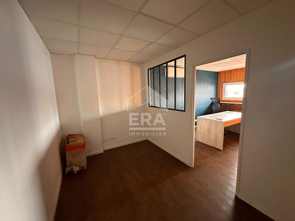 LOCAL PRO / STOCKAGE - 129 m² AVEC BUREAU À L'ÉTAGE - BELLE HAUTEUR - 2 PORTES SECTIONNELLES