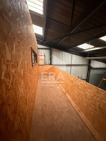 LOCAL PRO / STOCKAGE - 129 m² AVEC BUREAU À L'ÉTAGE - BELLE HAUTEUR - 2 PORTES SECTIONNELLES