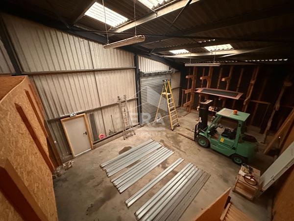LOCAL PRO / STOCKAGE - 129 m² AVEC BUREAU À L'ÉTAGE - BELLE HAUTEUR - 2 PORTES SECTIONNELLES