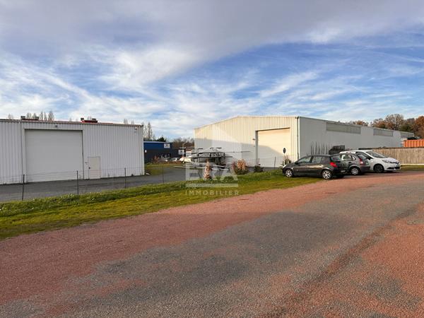 LOCAL PRO / STOCKAGE - 129 m² AVEC BUREAU À L'ÉTAGE - BELLE HAUTEUR - 2 PORTES SECTIONNELLES