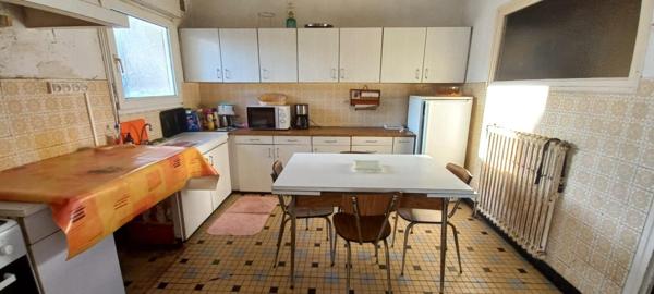 Idéalement située au centre d’Arradon, proche commerces et plages.