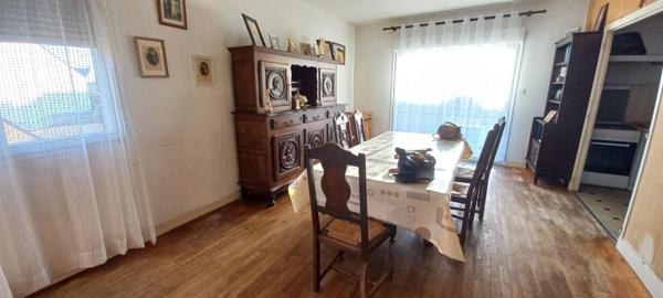 Idéalement située au centre d’Arradon, proche commerces et plages.