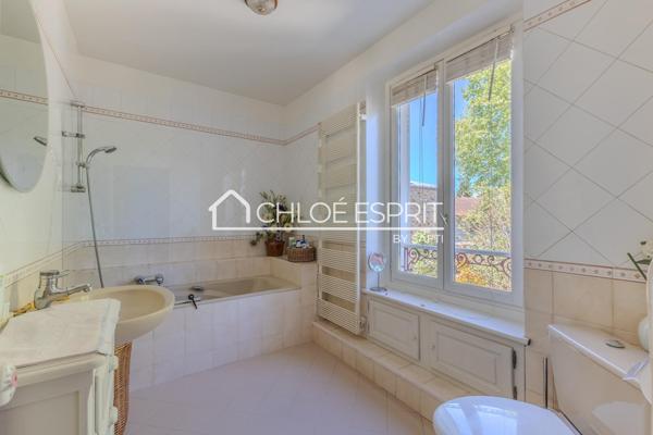 Maison de maître en meulière, 8 pièces, 190m²