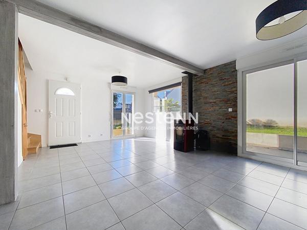 Mellac, Maison contemporaine de 2015 avec vie de plain pied, proche bourg et école à pied