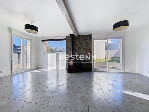 Mellac, Maison contemporaine de 2015 avec vie de plain pied, proche bourg et école à pied