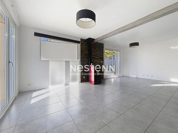 Mellac, Maison contemporaine de 2015 avec vie de plain pied, proche bourg et école à pied