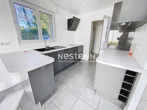 Mellac, Maison contemporaine de 2015 avec vie de plain pied, proche bourg et école à pied