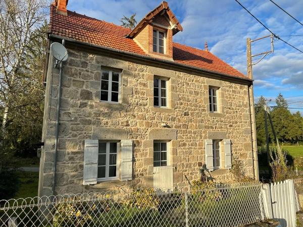 Maison en pierre des années 1800 en très bon état