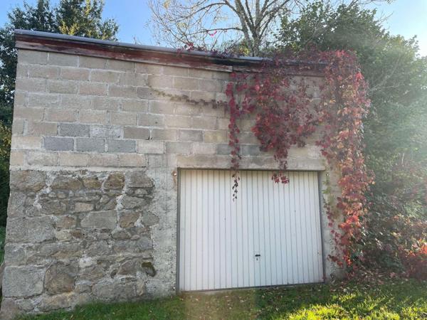 Maison en pierre des années 1800 en très bon état