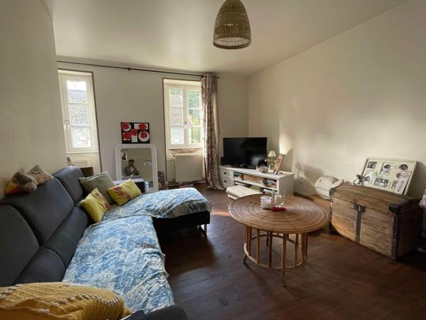 Maison en pierre des années 1800 en très bon état