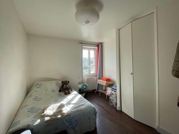 Maison en pierre des années 1800 en très bon état