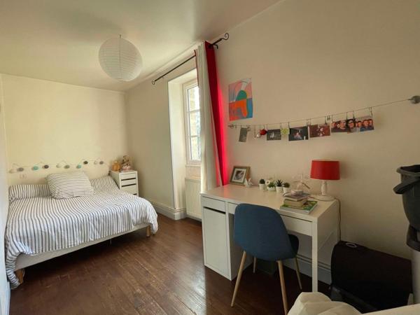 Maison en pierre des années 1800 en très bon état