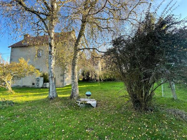 Maison en pierre des années 1800 en très bon état